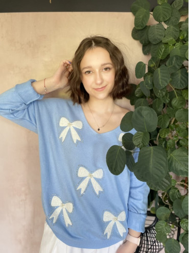 Sweter ozdobiony kokardami z perłami niebieski