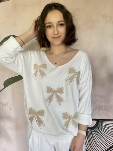 Sweter ozdobiony kokardami z perłami biały