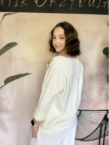 Sweter biały w kolorowe kwiaty