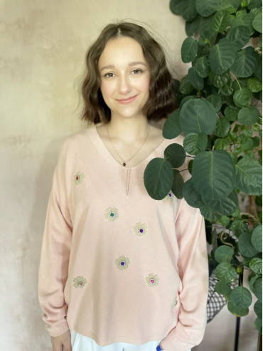 Sweter ozdobiony kolorowymi kamieniami brzoskwiniowy