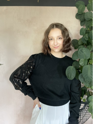 Sweter z ozdobnymi rękawami czarny